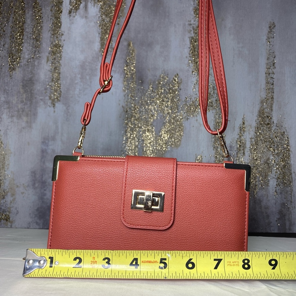 Minimalist Tan Pebbled Tote with Polished Gold Accents ⭐️